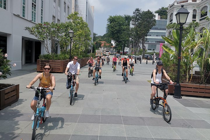 En gruppe syklister som utforsker Singapores livlige gater og landemerker på en guidet sykkeltur, foto 19 | wizardtrip