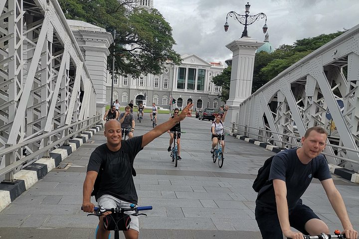 En gruppe syklister som utforsker Singapores livlige gater og landemerker på en guidet sykkeltur, foto 21 | wizardtrip