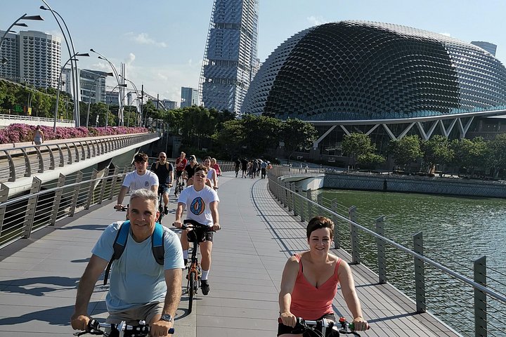 En gruppe syklister som utforsker Singapores livlige gater og landemerker på en guidet sykkeltur, foto 25 | wizardtrip