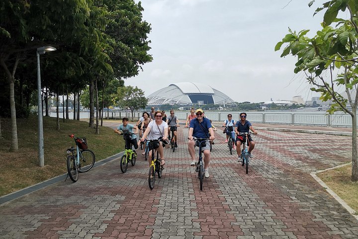 En gruppe syklister som utforsker Singapores livlige gater og landemerker på en guidet sykkeltur, foto 27 | wizardtrip