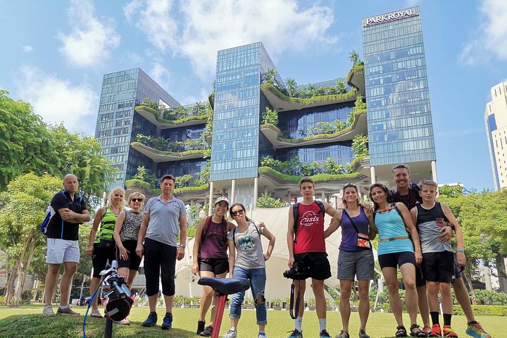 En gruppe syklister som utforsker Singapores livlige gater og landemerker på en guidet sykkeltur, foto 28 | wizardtrip