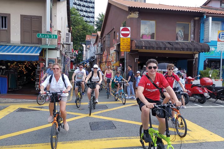 En gruppe syklister som utforsker Singapores livlige gater og landemerker på en guidet sykkeltur, foto 29 | wizardtrip
