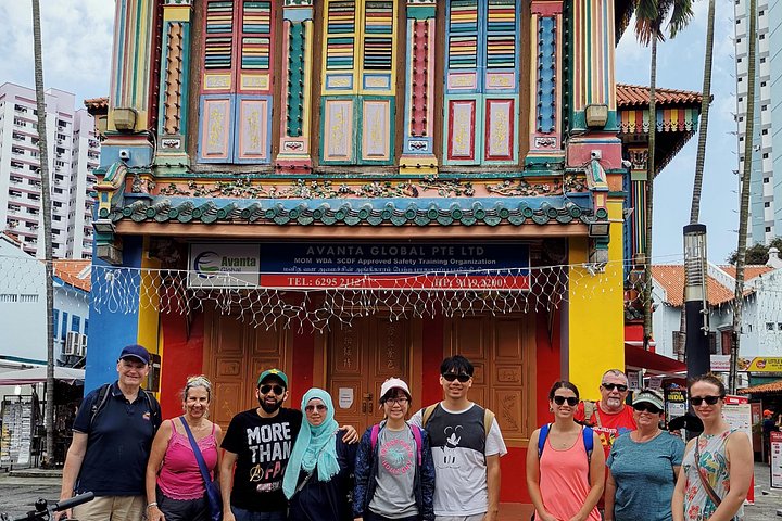 En gruppe syklister som utforsker Singapores livlige gater og landemerker på en guidet sykkeltur, foto 31 | wizardtrip