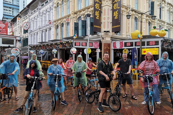 En gruppe syklister som utforsker Singapores livlige gater og landemerker på en guidet sykkeltur, foto 32 | wizardtrip