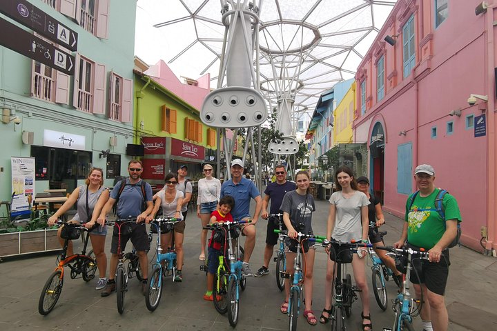En gruppe syklister som utforsker Singapores livlige gater og landemerker på en guidet sykkeltur, foto 34 | wizardtrip