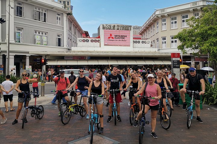 En gruppe syklister som utforsker Singapores livlige gater og landemerker på en guidet sykkeltur, foto 35 | wizardtrip