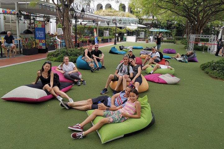 En gruppe syklister som utforsker Singapores livlige gater og landemerker på en guidet sykkeltur, foto 38 | wizardtrip