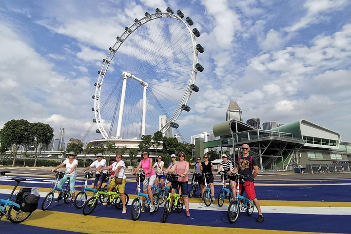 En gruppe syklister som utforsker Singapores livlige gater og landemerker på en guidet sykkeltur, foto 39 | wizardtrip