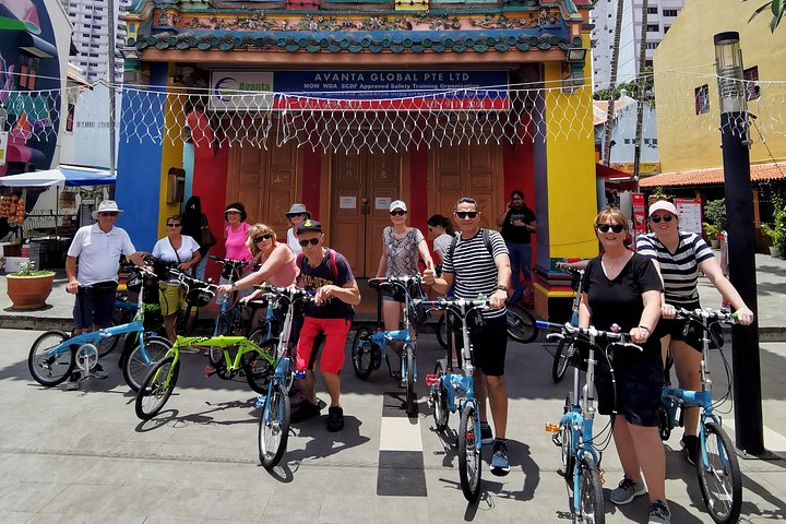 En gruppe syklister som utforsker Singapores livlige gater og landemerker på en guidet sykkeltur, foto 40 | wizardtrip