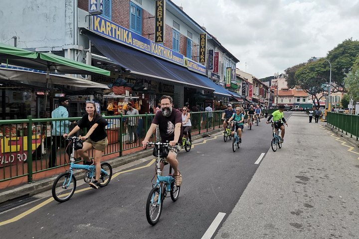 En gruppe syklister som utforsker Singapores livlige gater og landemerker på en guidet sykkeltur, foto 41 | wizardtrip