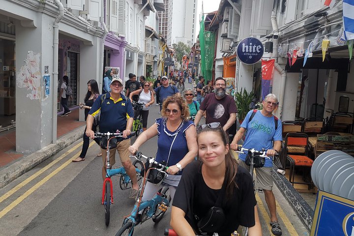 En gruppe syklister som utforsker Singapores livlige gater og landemerker på en guidet sykkeltur, foto 42 | wizardtrip