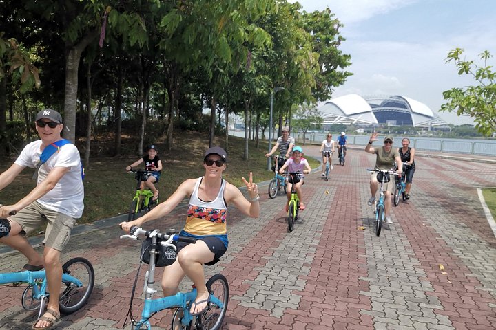 En gruppe syklister som utforsker Singapores livlige gater og landemerker på en guidet sykkeltur, foto 43 | wizardtrip