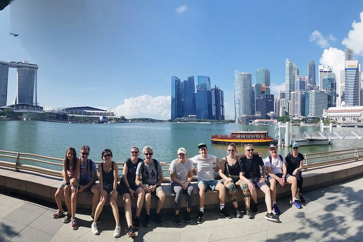 En gruppe syklister som utforsker Singapores livlige gater og landemerker på en guidet sykkeltur, foto 44 | wizardtrip