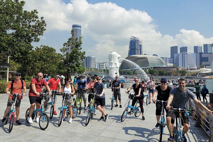 En gruppe syklister som utforsker Singapores livlige gater og landemerker på en guidet sykkeltur, foto 45 | wizardtrip