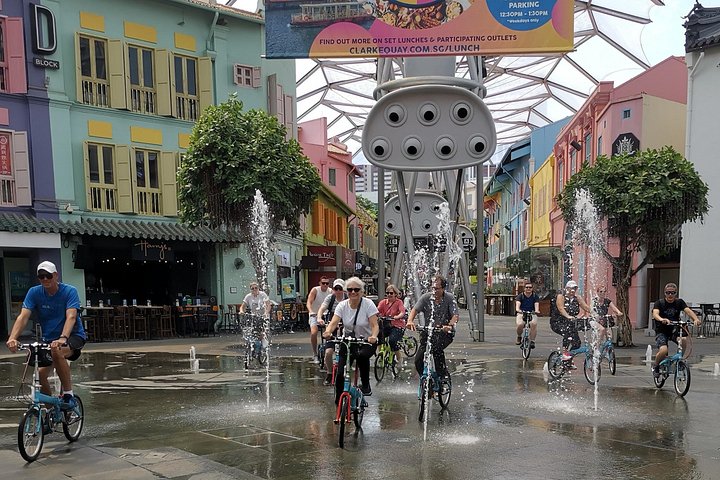 En gruppe syklister som utforsker Singapores livlige gater og landemerker på en guidet sykkeltur, foto 46 | wizardtrip