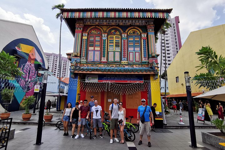 En gruppe syklister som utforsker Singapores livlige gater og landemerker på en guidet sykkeltur, foto 47 | wizardtrip