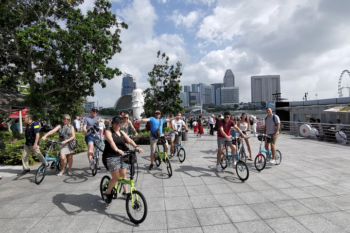 En gruppe syklister som utforsker Singapores livlige gater og landemerker på en guidet sykkeltur, foto 48 | wizardtrip
