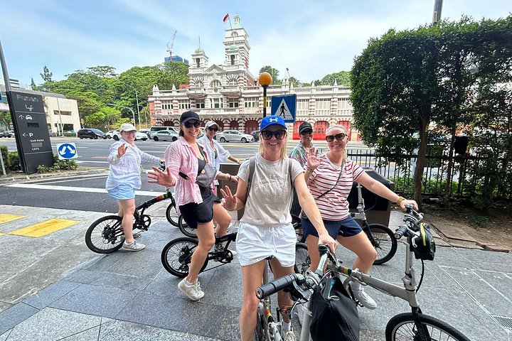 En gruppe syklister som utforsker Singapores livlige gater og landemerker på en guidet sykkeltur, foto 49 | wizardtrip