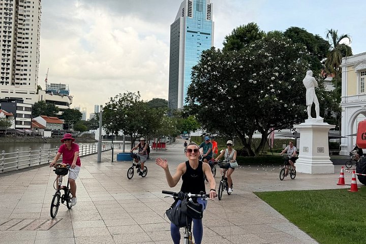 En gruppe syklister som utforsker Singapores livlige gater og landemerker på en guidet sykkeltur, foto 50 | wizardtrip