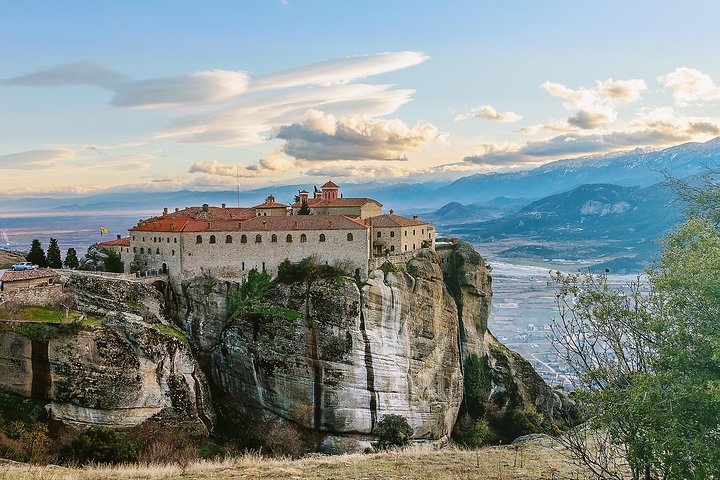 Heldagstur til Meteora fra Thessaloniki, som viser klostre på klippepilarer og naturskjønne landskap, foto 7 | wizardtrip