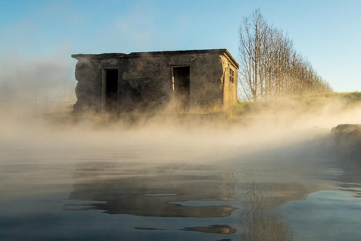 Avslapning i de naturlige varme kildene ved Secret Lagoon i Fludir, Island, foto 6 | wizardtrip