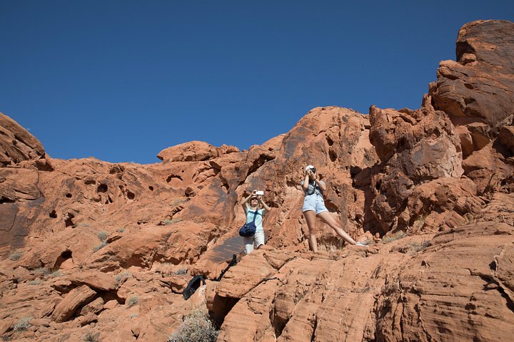 Caminhada guiada pelas vibrantes formações de rocha vermelha do Valley of Fire State Park, perto de Las Vegas, foto 6 | wizardtrip
