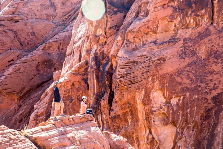 Caminhada guiada pelas vibrantes formações de rocha vermelha do Valley of Fire State Park, perto de Las Vegas, foto 8 | wizardtrip