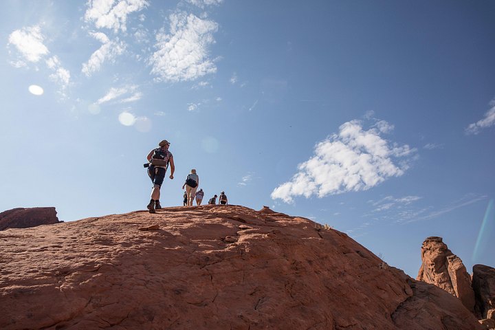Caminhada guiada pelas vibrantes formações de rocha vermelha do Valley of Fire State Park, perto de Las Vegas, foto 10 | wizardtrip