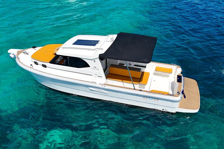 Speedboot tour naar Blauwe Lagune, Maslinica dorp en Duga Baai vanuit Trogir, Kroatië, foto 7 | wizardtrip