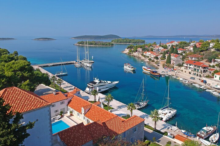 Speedboot tour naar Blauwe Lagune, Maslinica dorp en Duga Baai vanuit Trogir, Kroatië, foto 12 | wizardtrip