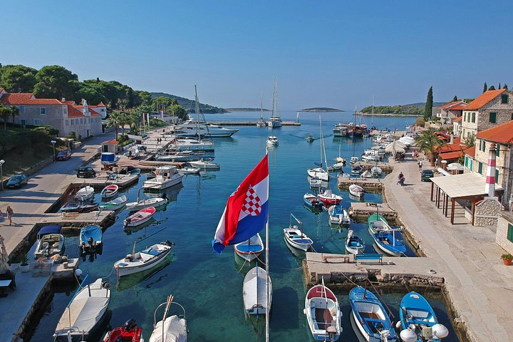 Speedboot tour naar Blauwe Lagune, Maslinica dorp en Duga Baai vanuit Trogir, Kroatië, foto 13 | wizardtrip