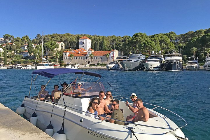 Speedboot tour naar Blauwe Lagune, Maslinica dorp en Duga Baai vanuit Trogir, Kroatië, foto 14 | wizardtrip