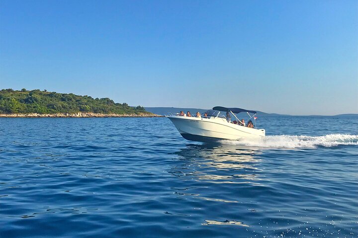 Speedboot tour naar Blauwe Lagune, Maslinica dorp en Duga Baai vanuit Trogir, Kroatië, foto 15 | wizardtrip
