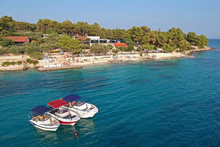 Speedboot tour naar Blauwe Lagune, Maslinica dorp en Duga Baai vanuit Trogir, Kroatië, foto 17 | wizardtrip