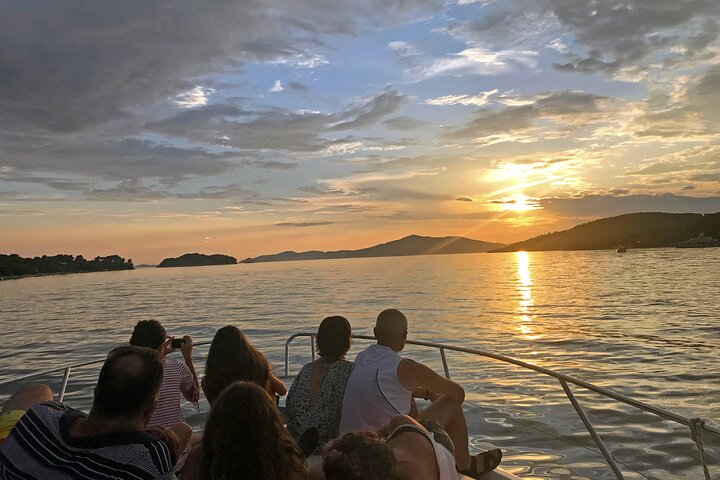 Speedboot tour naar Blauwe Lagune, Maslinica dorp en Duga Baai vanuit Trogir, Kroatië, foto 19 | wizardtrip