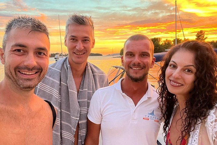 Speedboot tour naar Blauwe Lagune, Maslinica dorp en Duga Baai vanuit Trogir, Kroatië, foto 20 | wizardtrip