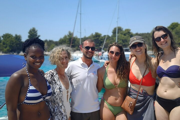 Speedboot tour naar Blauwe Lagune, Maslinica dorp en Duga Baai vanuit Trogir, Kroatië, foto 21 | wizardtrip