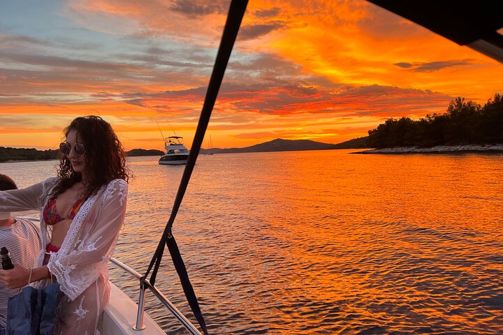 Speedboot tour naar Blauwe Lagune, Maslinica dorp en Duga Baai vanuit Trogir, Kroatië, foto 24 | wizardtrip