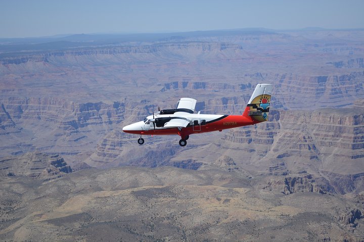 Naturskjønn flytur over Grand Canyon nasjonalpark, som viser luftutsikt over landemerker og Colorado River, foto 7 | wizardtrip