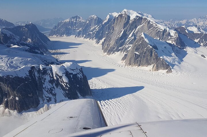 Vuelo panorámico sobre el Parque Nacional Denali, Alaska, mostrando montañas, glaciares y el pico Denali, foto 6 | wizardtrip