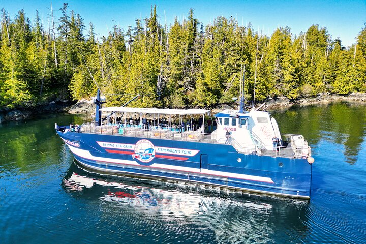 Experience an authentic Bering Sea crab fisherman tour in Ketchikan, Alaska, featuring marine life and eagles, photo 8 | wizardtrip