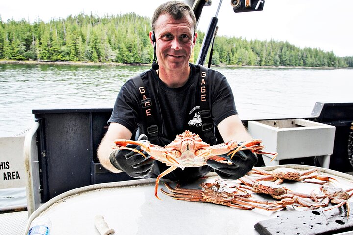 Experience an authentic Bering Sea crab fisherman tour in Ketchikan, Alaska, featuring marine life and eagles, photo 10 | wizardtrip