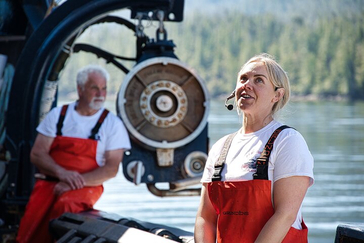 Experience an authentic Bering Sea crab fisherman tour in Ketchikan, Alaska, featuring marine life and eagles, photo 14 | wizardtrip