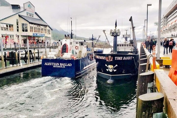 Experience an authentic Bering Sea crab fisherman tour in Ketchikan, Alaska, featuring marine life and eagles, photo 20 | wizardtrip