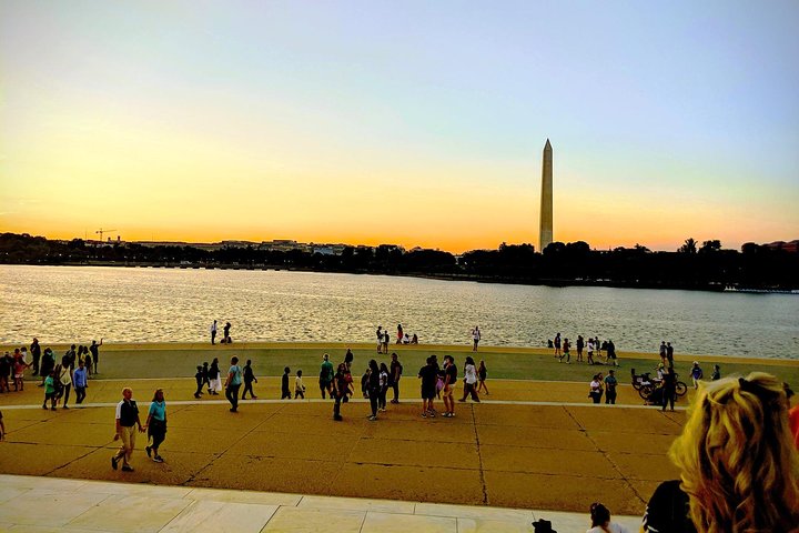 Night view of illuminated monuments in Washington DC, including the White House and Lincoln Memorial, photo 1 | wizardtrip