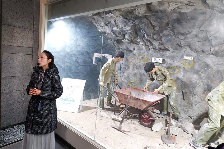 Turistas exploram a Zona Desmilitarizada da Coreia (DMZ) fortemente fortificada perto de Seul, Coreia do Sul, foto 9 | wizardtrip