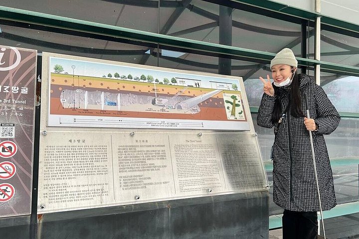 Turistas exploram a Zona Desmilitarizada da Coreia (DMZ) fortemente fortificada perto de Seul, Coreia do Sul, foto 15 | wizardtrip