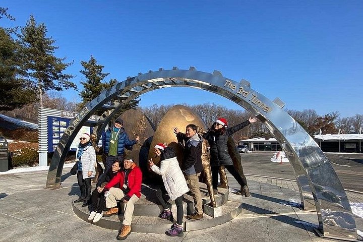 Turistas exploram a Zona Desmilitarizada da Coreia (DMZ) fortemente fortificada perto de Seul, Coreia do Sul, foto 16 | wizardtrip