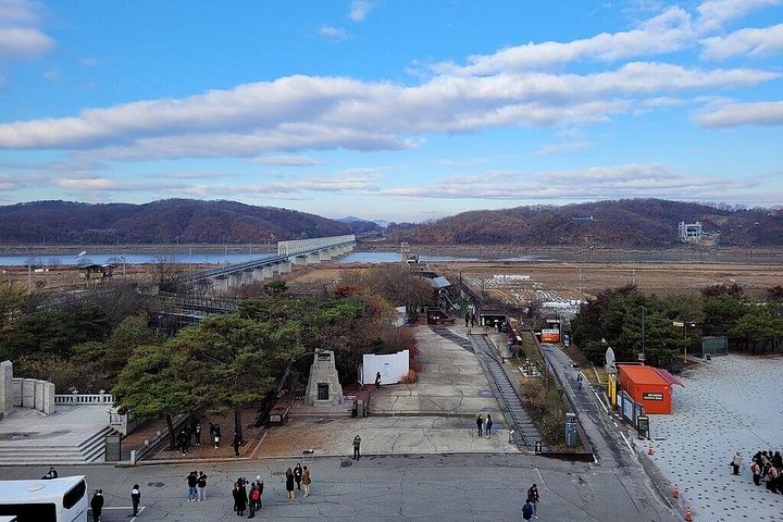 Turistas exploram a Zona Desmilitarizada da Coreia (DMZ) fortemente fortificada perto de Seul, Coreia do Sul, foto 17 | wizardtrip