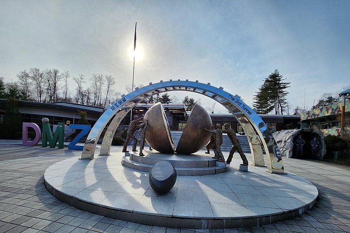 Turistas exploram a Zona Desmilitarizada da Coreia (DMZ) fortemente fortificada perto de Seul, Coreia do Sul, foto 19 | wizardtrip